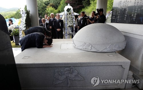 (부여=연합뉴스) 김종필 전 총리가 27일 충남 부여 가족묘원에 안장돼 영면에 들어갔다. 유가족들과 생전 그를 따르던 많은 사람들이 고인의 마지막 가는 길을 배웅하고 있다.