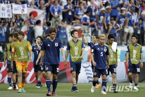 일본 선수들이 28일(한국시간) 러시아 볼고그라드 아레나에서 열린 2018 국제축구연맹(FIFA) 러시아 월드컵 조별리그 H조 3차전에서 폴란드와의 경기를 마친 뒤 경기장을 떠나고 있다. 이번 경기에서 폴란드가 1-0으로 이겼다. (출처: 뉴시스)