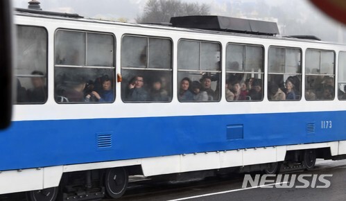 지난 4월 북한 평양에 전차를 탑승한 시민들 모습. (출처: 뉴시스)