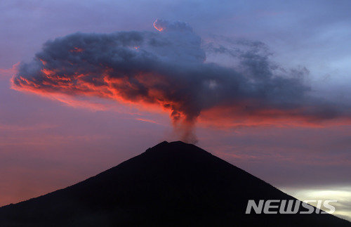 인도네시아 발리섬에 있는 아궁화산이 다시 분화해 화산재를 내뿜고 있다. 아궁화산이 지난 2017년 11월30일 분화하는 모습. (출처: 뉴시스)