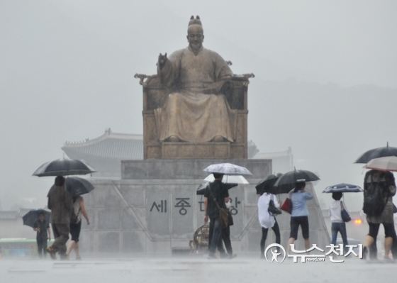 본격적인 장마가 시작된 2일 오전 시민들이 우산을 쓰고 서울 세종로 광화문 광장을 지나가고 있다. ⓒ천지일보(뉴스천지)