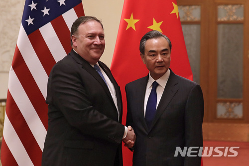 마이크 폼페이오 미국 국무장관(왼쪽)과 왕이 중국 외교 담당 국무위원 겸 외교부장이 지난 14일 베이징 인민대회당에서 만나 악수하고 있다. (출처: 뉴시스)