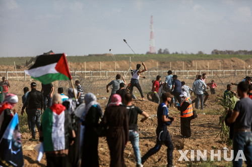 (Xinhua/뉴시스) 29일(현지시간) 이스라엘과 팔레스타인의 분쟁이 계속되고 있는 가자지구에서 팔레스타인 시위대가 새총을 이용해 이스라엘 군대에 돌을 던지고 있다.