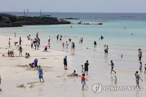 지난 23일 개장한 제주시 함덕해수욕장이 한산한 모습을 보이고 있다. (출처: 연합뉴스)