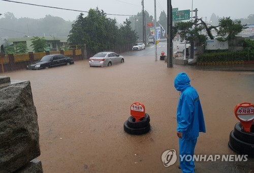 장마전선의 영향으로 남부지방에 많은 비가 내려 1일 오전 전남 보성군 보성읍의 한 도로가 침수돼 차량들이 거북이 운행을 하고 있다. (출처: 연합뉴스)
