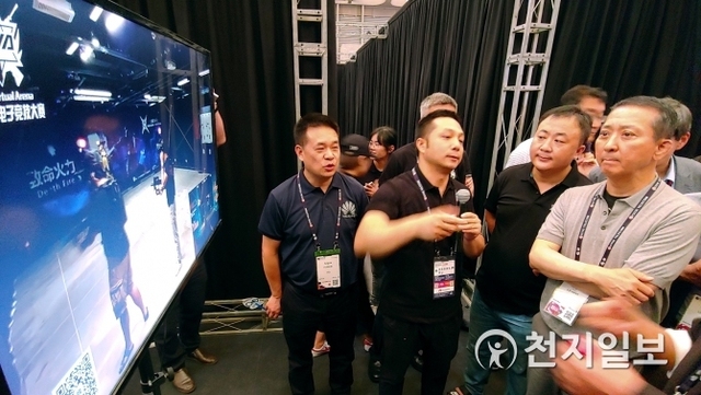 지난달 27일 권영수 LG유플러스 부회장이 중국 상하이에서 열린 아시아 최대 모바일 축제 ‘MWC 상하이 2018’에서 VR e-Sports(온라인 게임 대전) 글로벌 생중계를 보고 있다. (제공: LG유플러스) ⓒ천지일보(뉴스천지) 2018.7.1