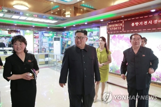 조선중앙TV는 1일 김정은 북한 국무위원장과 리설주 여사의 신의주 화장품공장 시찰 활동을 사진과 함께 보도했다. (출처: 연합뉴스)