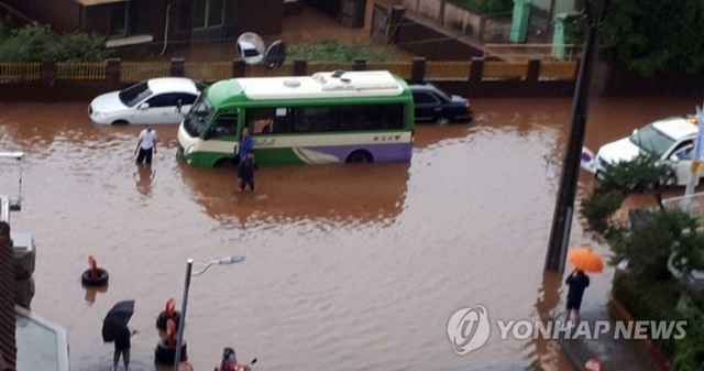 1일 오전 전남 보성군 보성읍 도로가 이틀째 내린 폭우로 물이 잠겨 차량들이 고립돼있다. (출처: 뉴시스)