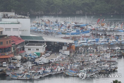 제7호 태풍 ‘쁘라삐룬’이 북상 중인 2일 오전 제주 서귀포항에 어선들이 정박해 있다. (출처: 연합뉴스)