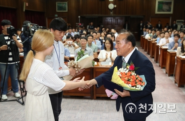 장휘국 광주시교육감이 2일 오전 취임선서를 진행하는 가운데 청소년 모의투표 당선증을 받고 있다. (제공: 광주시 교육청) ⓒ천지일보(뉴스천지) 2018.7.2