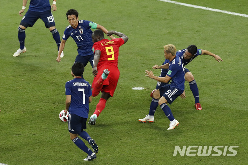 벨기에의 로멜루 루카쿠(가운데)가 3일 오전 3시(한국시간) 러시아 로스토프 아레나에서 열린 2018러시아 월드컵 16강전에서 일본 선수들을 제치고 드리블을 시도하고 있다. (출처: 뉴시스)
