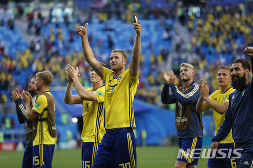 스웨덴 선수들이 3일 러시아 상트 페테르부르크에서 열린 2018년 축구 월드컵에서 경기 승리를 축하하고 있다. (출처: 뉴시스)