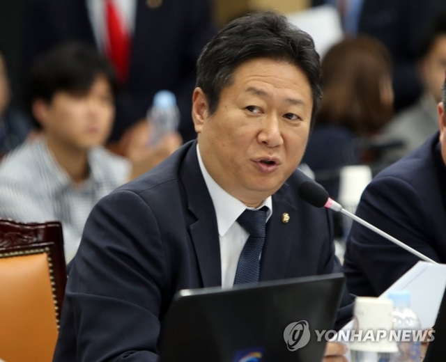더불어민주당 황희 의원이 19일 한국수자원공사에서 열린 한국수자원공사에 대한 국정감사에서 질의하고 있다. (출처: 연합뉴스)