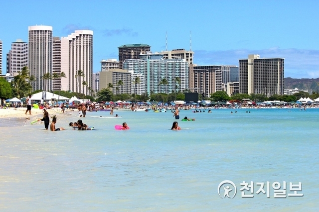 하와이 호놀룰루 와이키키 해변에서 일광욕을 즐기고 있는 사람들. ⓒ천지일보(뉴스천지) 2018.7.5