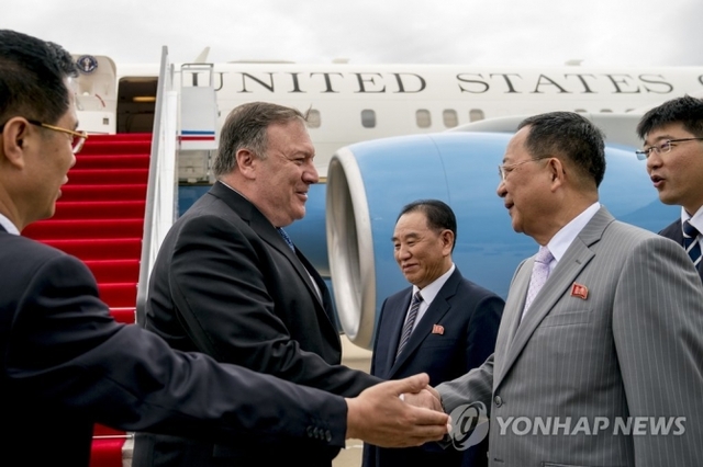 마이크 폼페이오 미국 국무장관(왼쪽 두번째)이 6일 북한 평양 순안국제공항에 도착, 리용호 북 외무상과 악수를 나누고 있다. (출처: 연합뉴스)