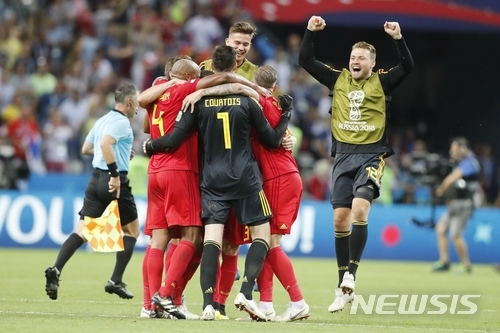 벨기에 선수들이 7월 6일 금요일 러시아 카잔 아레나에서 열린 2018년 월드컵에서 브라질과 벨기에의 8강전에서 승리하며 축하하고 있다. (출처: 뉴시스)