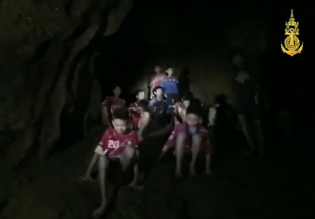 동굴에서 열흘을 버틴 아이들 극적 생존 (출처: 태국 네이비실 페이스북 캡처)