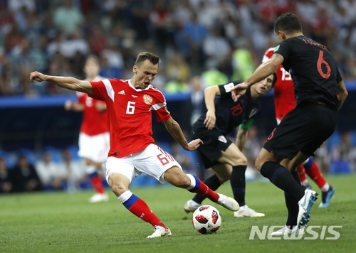 8일(한국시간) 러시아 소치 피슈트 경기장에서 열린 2018년 러시아월드컵의 러시아와 크로아티아의 8강전에서 러시아의 데니스 체리체프가 선제 골을 넣었다.