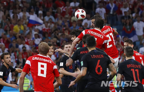 러시아의 마리오 페르난데스가 8일(한국시간) 소치 피슈트 스타디움에서 열린 2018러시아와 크로아티아의 8강전에서 두번째 골을 터뜨렸다. (출처: 뉴시스)