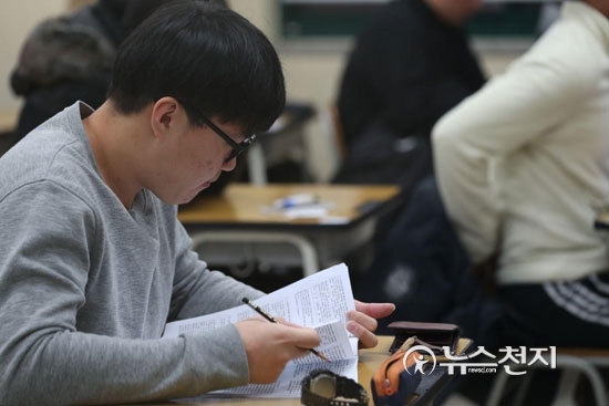 2018학년도 대학수학능력시험(수능)날인 23일 오전 서울 종로구 청운동 경복고등학교 시험실에서 수험생들이 시험 준비를 하고 있다. ⓒ천지일보(뉴스천지)