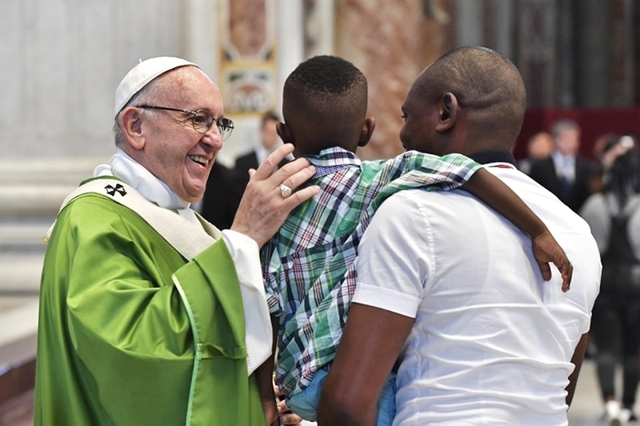 교황은 6일(현지시간) 바티칸 성베드로 대성당에서 난민들을 위한 특별 미사를 집전했다. 미사를 마친 교황이 초대받은 난민 가족을 반갑게 맞으며 격려하고 있다. (출처: 교황청 홈페이지)