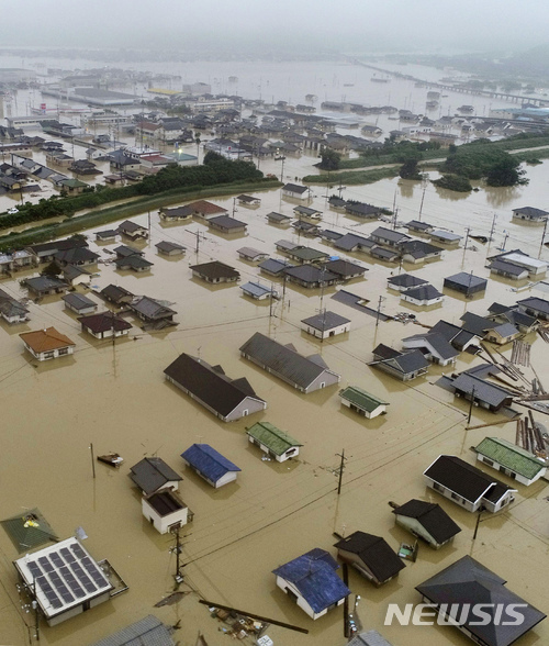 폭우가 쏟아진 일본 오카야마 현 구라시키 시에서 8일 주택들이 물에 잠겨 있다. (출처: 뉴시스)