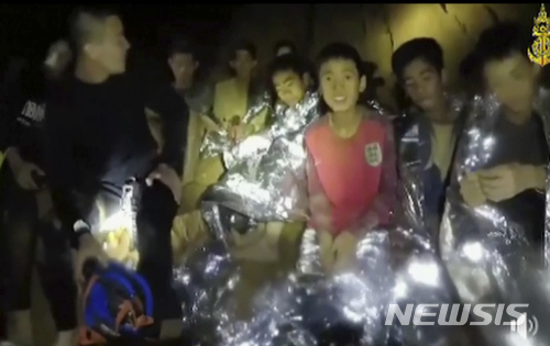 태국 해군이 4일 오전 공개한 동굴 실종 소년들의 모습. 사진은 태국 해군 페이스북 동영상을 캡처한 것이다. (출처: 뉴시스)