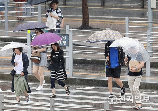 [천지일보=남승우 기자] 장마전선의 영향으로 전국적으로 많은 양의 비가 내리는 1일 오전 서울역버스환승센터에서 시민들이 우산을 쓴 채 발걸음을 재촉하고 있다. ⓒ천지일보(뉴스천지) 2018.7.1