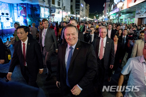 8일  폼페이오 국무장관(가운데)이 이날 하노이 밤거리를 걷고 있다. (출처: 뉴시스)