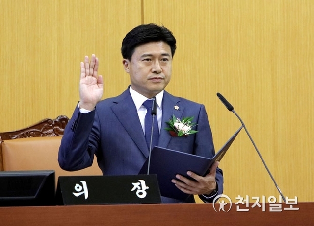 제8대 대전시의회가 9일 개원식을 갖고 본격적인 의정활동에 들어갔다. 김종천 대전시의장이 선서를 하고 있다. (제공: 대전시의회) ⓒ천지일보(뉴스천지) 2018.7.9