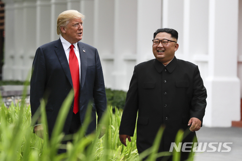 도널드 트럼프 미 대통령(왼쪽)과 김정은 북한 국무위원장이 12일 사상 첫 북미 정상회담이 열린 싱가포르 카펠라 호텔에서 오찬을 함께 한 후 산책하고 있다. (출처: 뉴시스)