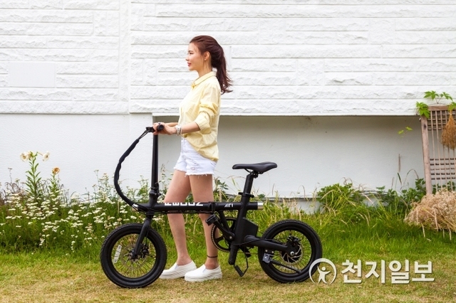 KT 모델이 전기자전거 ‘에어 아이’를 소개하고 있다. (제공: KT) ⓒ천지일보(뉴스천지) 2018.7.10