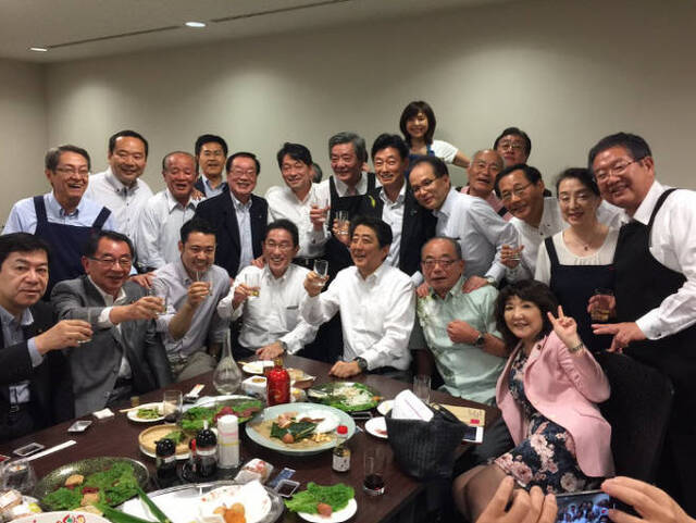 아베 신조 일본 총리(가운데)와 자민당 의원들이 지난 5일 도쿄에서 만찬 간담회를 하며 술잔을 들고 기념사진을 찍고 있다. (출처: 니시무라 야스토시 관방 부장관 트위터 캡처)