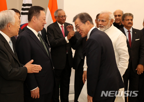문재인 대통령이 10일 인도 뉴델리 총리실 영빈관에서 개최된 한-인도 CEO 라운드테이블에 참석하여 인사를 나누고 있다. 사진 오른쪽은 아난드 마힌드라 마힌드라그룹 회장. (출처: 뉴시스)
