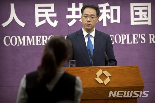 가오펑 중국 상무부 대변인이 지난달 29일 베이징에서 기자회견을 갖고 있다. 이날 그는 미국의 중국 관세부과를 비판하면서 보복을 경고했다. (출처: 뉴시스)