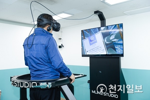 한국중부발전 김호빈 기술본부장이 가상현실(VR)을 체험하고 있다. (제공: 한국중부발전 ⓒ천지일보(뉴스천지) 2018.7.11