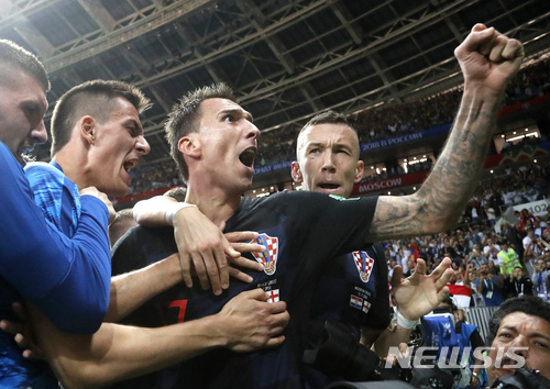 크로아티아의 마리오 만주키치(가운데)가 2018년 러시아 러시아 루즈니키 스타디움에서 열린 크로아티아와 잉글랜드의 준결승전에서 두번째 골을 터뜨린 뒤 자축하고 있다.