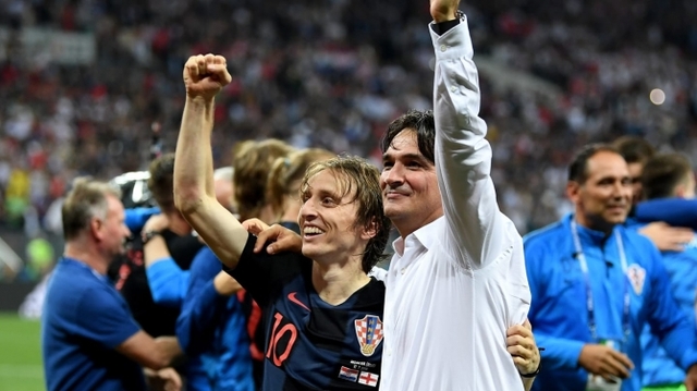 잉글랜드와 4강전에서 연장 접전 끝에 크로아티아가 승리한 가운데 루카 모드리치와 즐라트코 다리치 감독이 함께 기쁨을 나누고 있다. (출처: FIFA공식홈페이지) ⓒ천지일보(뉴스천지) 2018.7.12