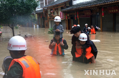 태풍 마리아가 대만을 거쳐 중국에 상륙, 수십만명의 이재민이 생기는 등 피해가 커지는 가운데 11일 중국 서북부의 간쑤성이 폭우로 잠긴 가운데 구조대가 시민들을 구출시키고 있다. (출처: 뉴시스)