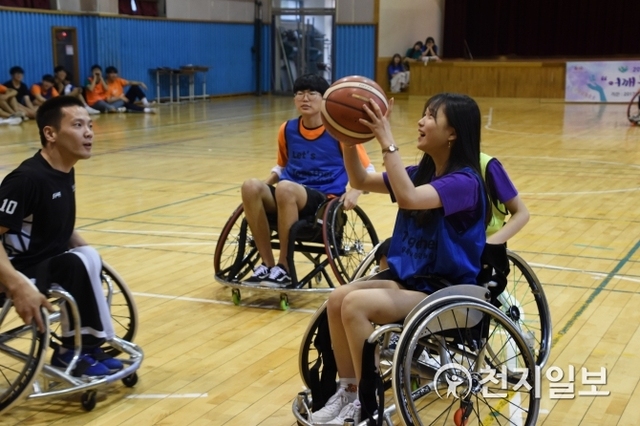 지난해 7월 서울시장애인체육회가 마련한 장애인식개선사업에서 휠체어농구 체험을 하는 모습. (제공: 서울시장애인체육회) ⓒ천지일보(뉴스천지) 2018.7.12