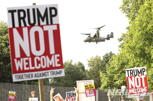 [런던=AP/뉴시스] 도널드 트럼프 미국 대통령이 12일(현지시간) 취임 후 처음으로 영국을 방문한 가운데, 런던리젠트 공원에서 트럼프 대통령 방문을 반대하는 시위대들이 피켓을 들고 있다. 피켓에는 “트럼프 환영 안해”라고 쓰여 있다. 2018.07.13.