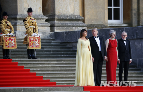 【옥스퍼드셔=AP/뉴시스】도널드 트럼프 미국 대통령 부부와 테리사 메이 영국 총리 부부가 12일(현지시간) 영국 옥스퍼드셔 블레넘 궁전 앞에서 영국 방문 환영만찬에 앞서 포즈를 취하고 있다.