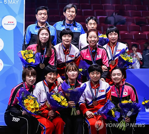 남북 단일팀 여자탁구 선수들이 동메달을 목에 걸고 있다. (출처: 연합뉴스)