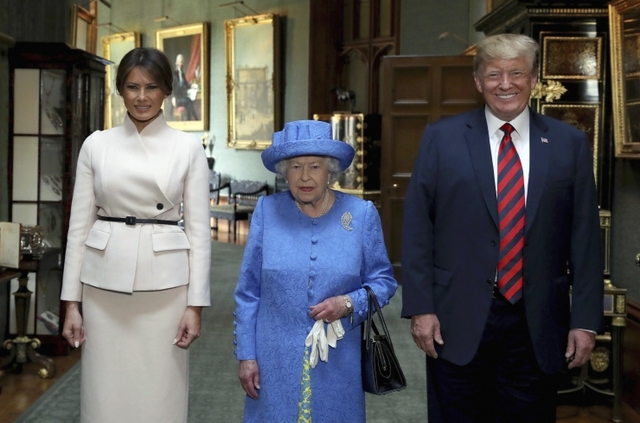 【윈저=AP/뉴시스】 도널드 트럼프 미국 대통령과 부인 멜라니아 트럼프 여사는 13일(현지시간) 영국 윈저궁에서 엘리자베스 2세 영국 여왕을 예방했다.