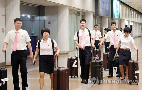(베이징=연합뉴스) 오는 17일 대전에서 열리는 국제탁구연맹(ITTF)투어 대회인 코리아오픈에 참가하는 북한 탁구선수단이 14일 중국 베이징 서우두(首都) 공항에 도착하고 있다.