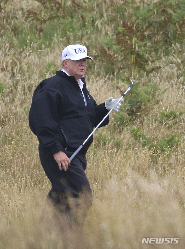 【턴베리(스코틀랜드)=AP/뉴시스】도널드 트럼프 미국 대통령이 14일(현지시간) 영국 스코틀랜드 텐베리에 위치한 턴베리 골프 클럽을 방문해 골프를 즐기고 있다.