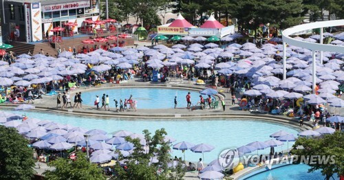 (서울=연합뉴스) 전국 대부분 지역에 폭염특보가 발령된 15일 오후 서울 뚝섬한강수영장을 찾은 시민들이 휴식 시간 파라솔 그늘에서 더위를 피하고 있다.