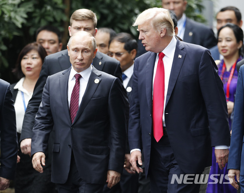지난 해 11월 11일 베트남의 다낭에서 열린 APEC 정상회담에서 도널드 트럼프 미국대통령이 블라디미르 푸틴 러시아 대통령과 이야기를 나누고 있다. (출처: 뉴시스)