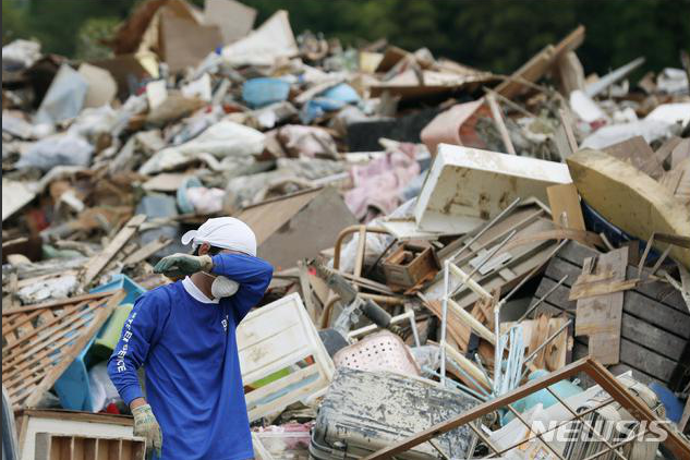 지난 13일 일본 전역에 폭염이 쏟아진 가운데 집중호우 피해를 입은 오카야마현 구라시키시에서 한 남성이 땀을 흘리며 복구 작업을 벌이고 있다. (출처: 뉴시스)