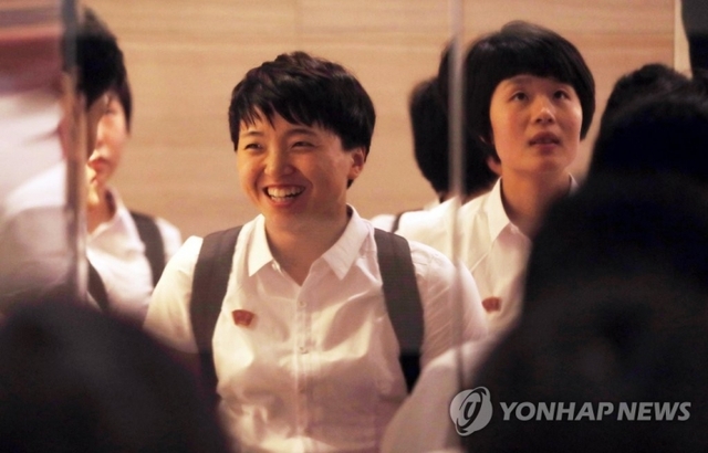 (대전=연합뉴스) 17일부터 22일까지 대전에서 열리는 국제탁구연맹(ITTF) 투어 대회인 2018 코리아오픈 국제탁구대회에 참가하는 북한 선수단이 15일 오후 숙소인 대전 유성호텔로 들어가고 있다. 승강기 벽면 비친 환하게 웃는 북한 선수들.